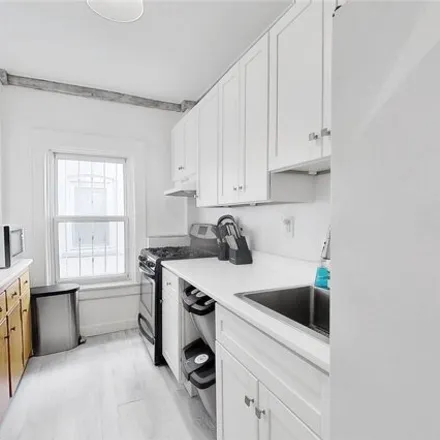Image 9 - 825 East 21st Street, New York, NY 11210, USA - House for sale