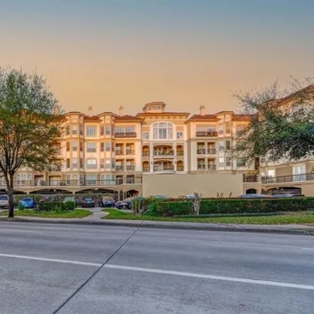 Rent this 1 bed condo on Kirby Drive in Houston, TX 77030