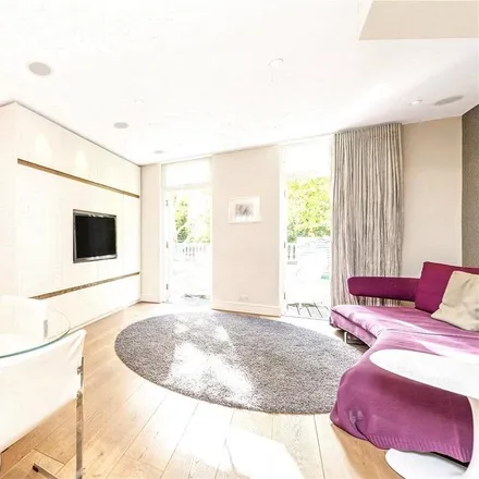 Rent this 5 bed house on 4 Lansdowne Mews in London, W11 3AA