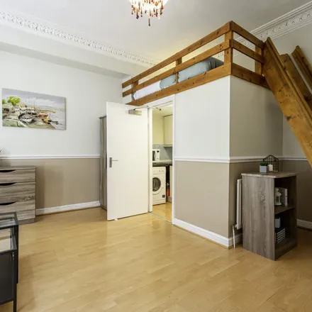 Rent this 1 bed house on Kensington Court in Royal Park Terrace, Leeds