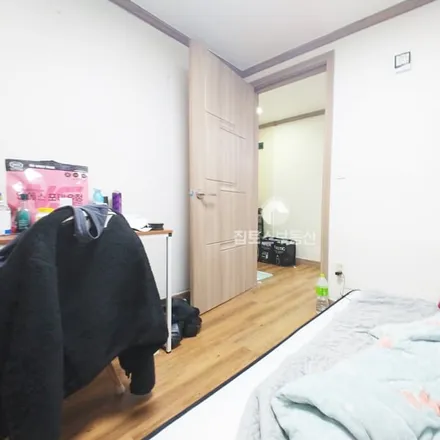 Rent this 2 bed apartment on 서울특별시 송파구 방이동 101-11