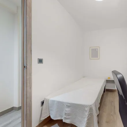 Rent this 4 bed room on Xin Yan in Passeig de Prim, 43201 Reus