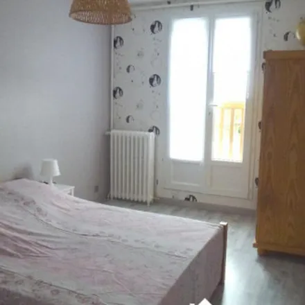 Rent this 4 bed apartment on BNP Paribas in Place Barentin, 17000 La Rochelle
