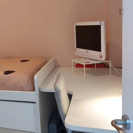 Rent this 4 bed room on Vivari in Carrer de la Independència, 352 bis