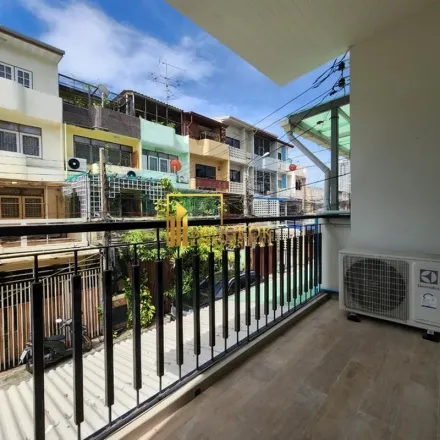 Rent this 1 bed townhouse on Fat Buds Ekkamai in 3, Soi Sukhumvit 65
