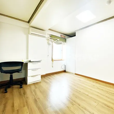 Rent this studio apartment on 서울특별시 관악구 신림동 1517-16