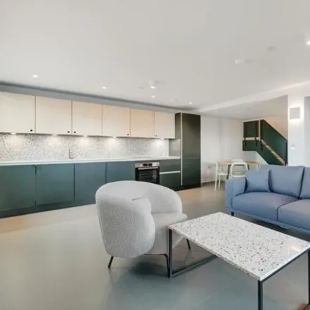 Rent this 2 bed room on Balfron Tower in St Leonard's Road, London