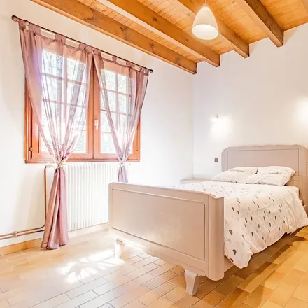 Rent this 3 bed house on Écomusée de la Bresse bourguignonne in Place Comte André d'Estampes, 71270 Pierre-de-Bresse