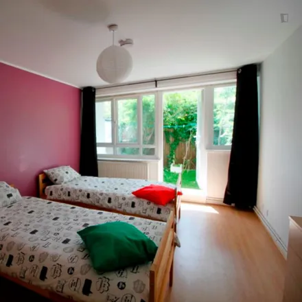 Rent this 4 bed room on 51-55 Clark Street in Ratcliffe, London