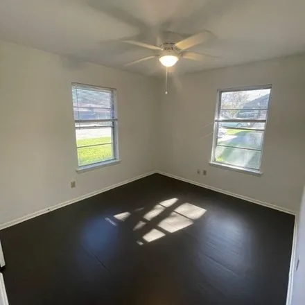 Rent this 3 bed apartment on 1693 Bexar Avenue in Victoria, TX 77901