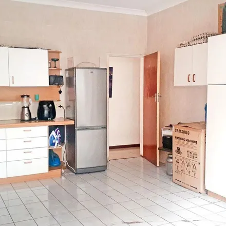 Image 4 - 3rd Avenue, Bezuidenhoutsvallei, Johannesburg, 2001, South Africa - Apartment for rent