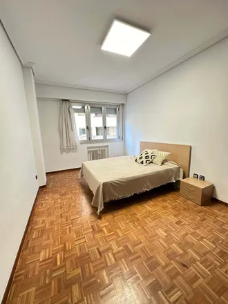 Rent this 5 bed room on La Oliva in Gran Vía Juan Carlos I, 50