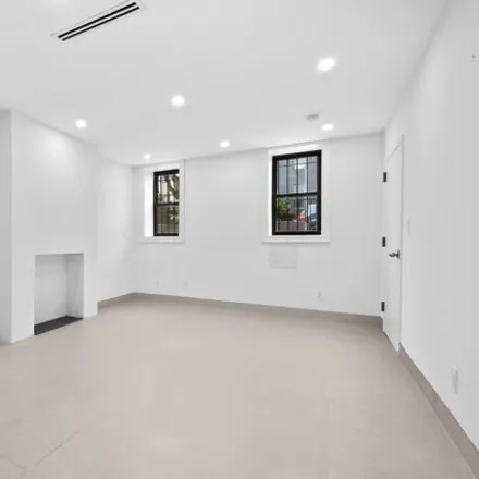 Image 6 - 30 Weirfield Street, New York, NY 11207, USA - House for rent