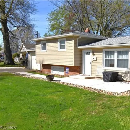 Buy this 3 bed house on 942 Keefer Road in Liberty Township, OH 44420