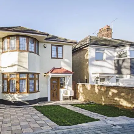 Rent this 5 bed house on Hillcourt Avenue in London, N12 8EY