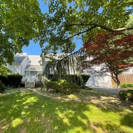 Buy this studio house on 7-9 Auld Way in Edison, New Jersey