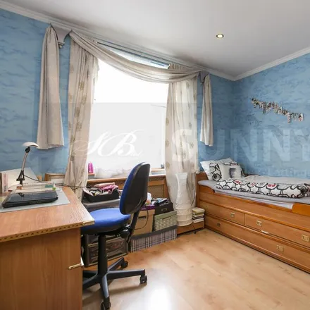 Image 9 - 14 Firstway, Cottenham Park, London, SW20 0JD, United Kingdom - Townhouse for rent