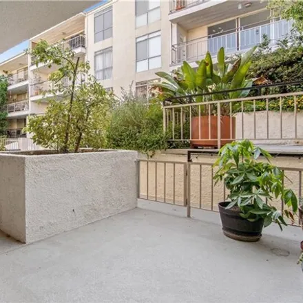 Image 3 - 7358 Hillside Avenue, Los Angeles, CA 90046, USA - Condo for sale