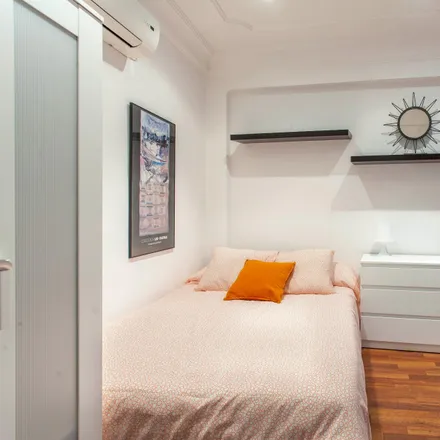 Rent this 3 bed room on Carrer del Músic José Iturbi in 46003 Valencia, Spain