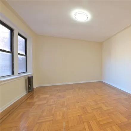 Image 8 - 62-64 Saunders Street, New York, NY 11374, USA - Apartment for sale