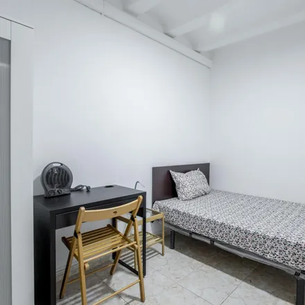 Rent this 4 bed room on Carrer de Lancaster in 12, 08001 Barcelona