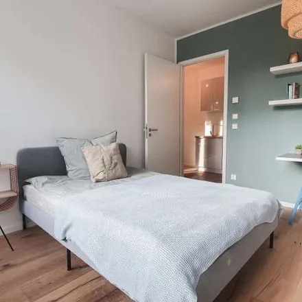 Rent this 3 bed apartment on Fontänenfeld in Leopoldplatz, 13353 Berlin