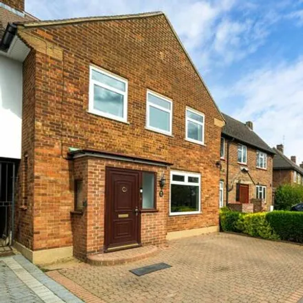 Buy this 3 bed townhouse on Coates Way in Abbots Langley, WD25 9NX