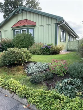 Rent this 3 bed house on Kamomillgatan in 434 42 Kungsbacka, Sweden