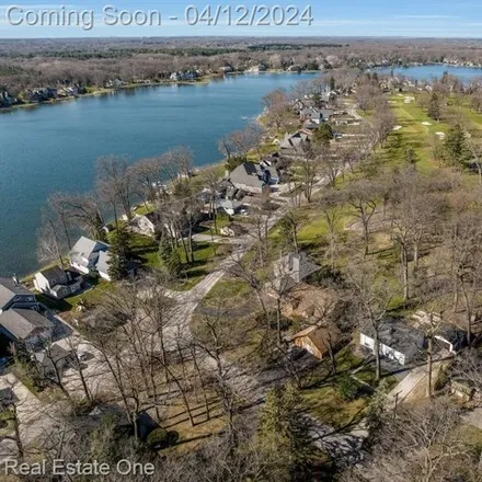 Image 2 - Edgewood Country Club, 8399 Commerce Road, Commerce Charter Township, MI 48382, USA - House for sale