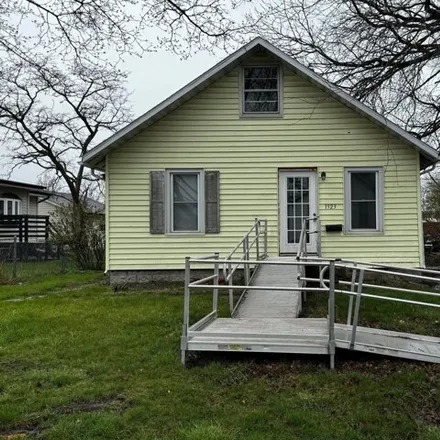 Buy this 2 bed house on 1920 Hedge Avenue in Burlington, IA 52601