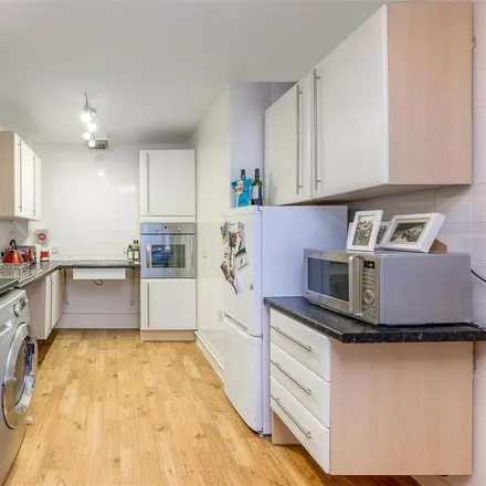 Image 3 - Hicks House, Thurland Road, London, SE16 4AA, United Kingdom - Apartment for rent