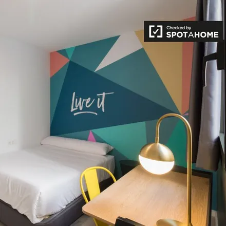 Rent this 3 bed room on Carrer de les Penedides in 3, 08001 Barcelona