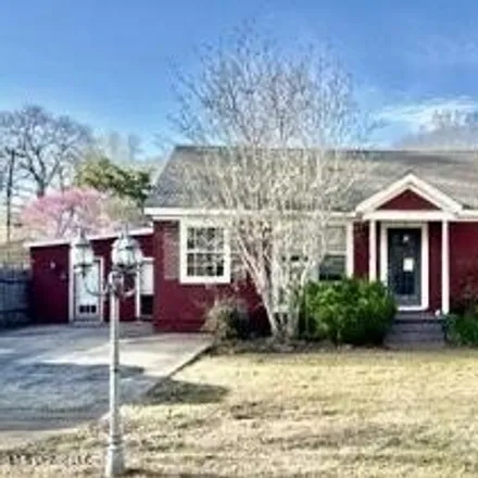 Buy this 3 bed house on 542 Cherokee Road in Greenwood, MS 38930
