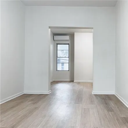 Image 2 - 1360 Teller Avenue, New York, NY 10456, USA - House for sale