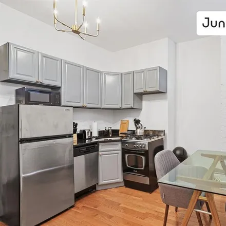 Image 3 - 31 Saint Mark's Place, New York, NY 10003, USA - Room for rent