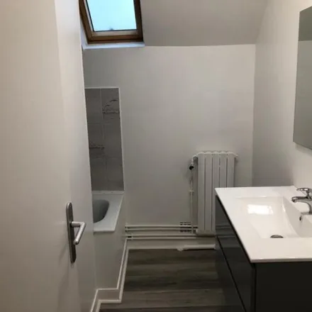 Rent this 3 bed apartment on 3 Rond-Point de la Victoire in 91150 Étampes, France