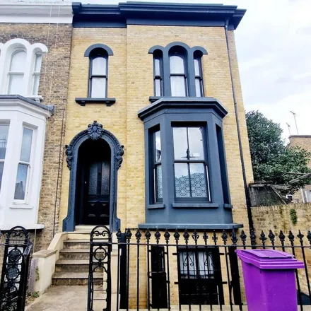 Rent this 6 bed townhouse on 25 Alderney Road in London, E1 4EG