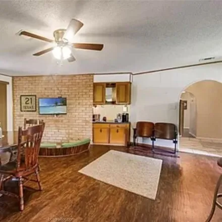 Image 2 - 1421 Merry Oaks Drive, College Station, TX 77840, USA - House for sale