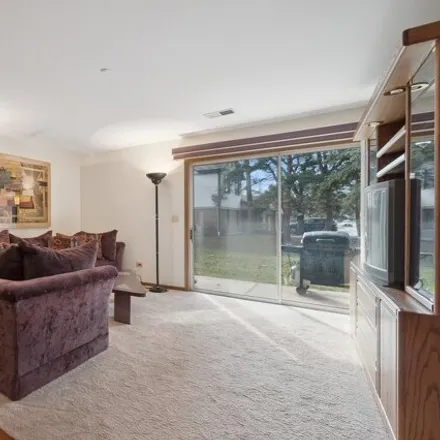 Image 5 - 1413 Crane Court, Arlington Heights, IL 60004, USA - Condo for sale