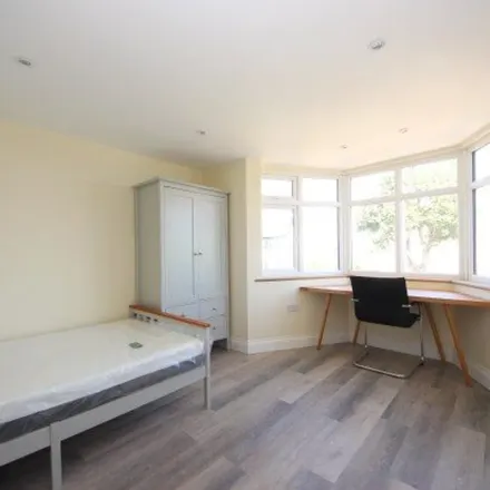 Image 2 - Villiers Avenue, London, KT5 8AW, United Kingdom - Apartment for rent
