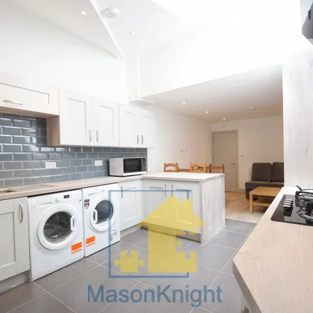 Rent this 6 bed apartment on 78 Hubert Road in Selly Oak, B29 6EG