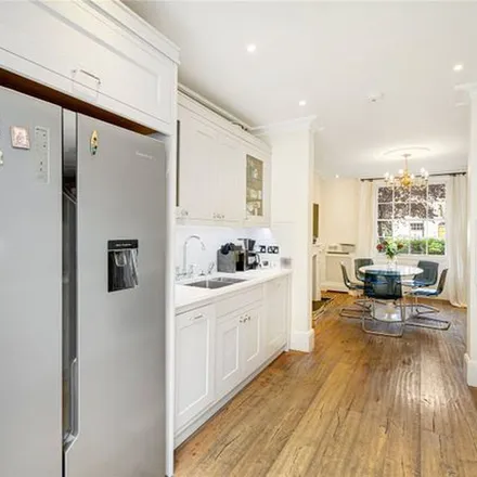 Rent this 4 bed townhouse on Knightsbridge in London, SW1X 7LA
