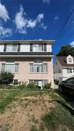 Rent this 3 bed townhouse on 363 Willowbrook Road in New York, NY 10314