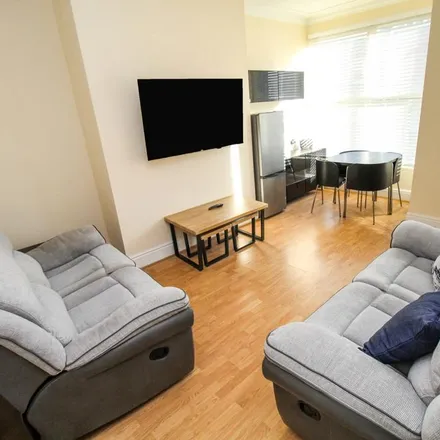 Rent this 4 bed townhouse on Beechwood Terrace in Leeds, LS4 2NG