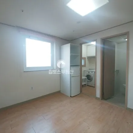 Rent this studio apartment on 서울특별시 은평구 응암동 81-9
