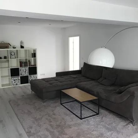 Rent this 4 bed apartment on Bunsenstraße 16 in 53121 Bonn, Germany