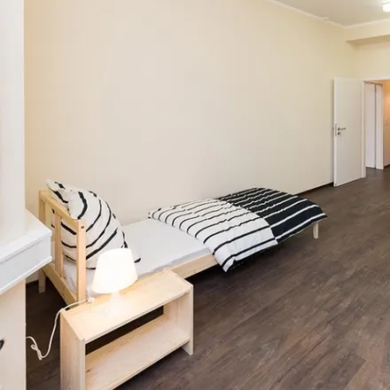 Rent this 6 bed room on Städtisches Elsa-Brändström-Gymnasium in Ebenböckstraße 1, 81241 Munich