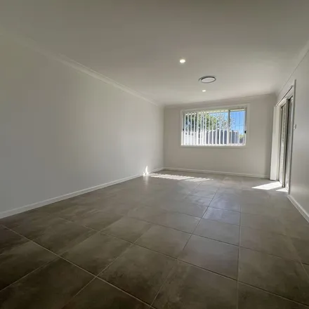 Rent this 3 bed apartment on Best Street in Parkes NSW 2870, Australia