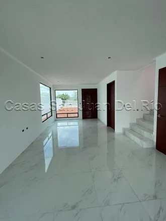 Buy this studio house on Bodega Aurrera in Avenida Castillo de Chapultepec, 76803 San Juan del Río