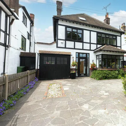 Buy this 5 bed house on Victoria Avenue in Southend-on-Sea, SS2 6NL